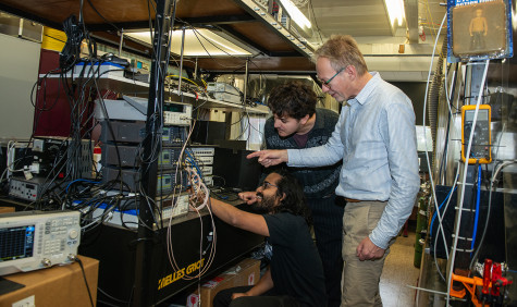 Jeroen Koelemeij at work with two students.