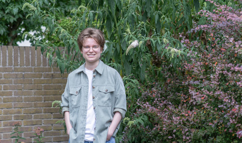 Nati Sack gefotografeerd buiten in tuin