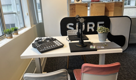 Podcaststudio met opnameapparatuur