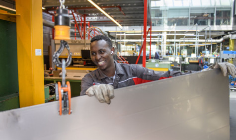 mbo student techniek aan het werk in werkplaats