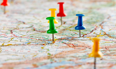 ingezoomde landkaart met punaises