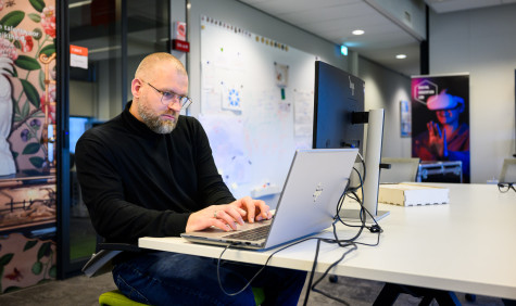 Robert Jan Korteland aan het werk op zijn laptop