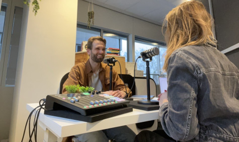 podcastopname in de SURFstudio met Arnout Terpstra en Sanne Koenen
