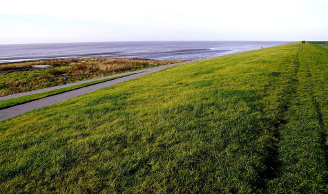 Dijk met uitzicht op zee