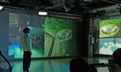 man met vrbril in virtuele gedeelde ruimte