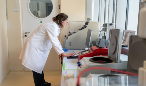 onderzoeker in lab aan het werk met computer