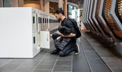 Man knielt bij kluisje op de UvA