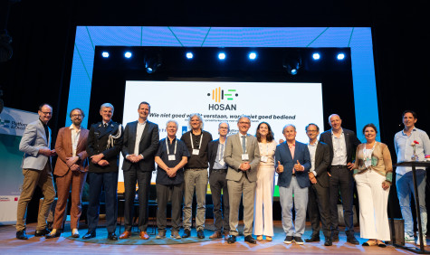 Aftrap HOSAN met vertegenwoordigers op het congrespodium
