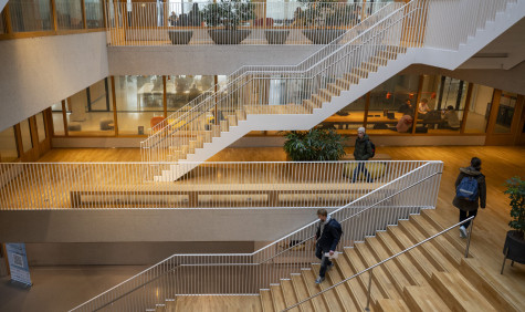 Trappenhuis met lopende studenten
