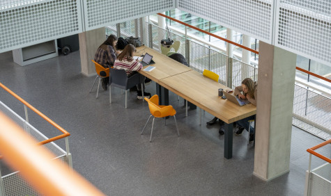 Studenten studeren in de hal van de radboud universteit