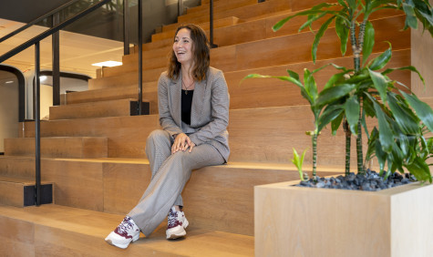 Ellen Mok zittend op trap in het kantoor van SURF