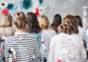 Achteraanzijde van studenten in wit