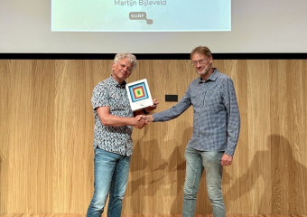 Wim Biemolt overhandigt de SURF Security & Privacy Award 2024 aan Martijn Bijleveld