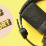microfoon met koptelefoon en logo van podcast SURF Short