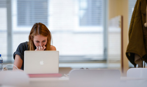 Studente achter computer