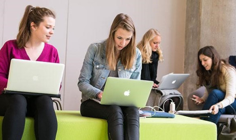 Studentes met laptop