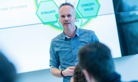 Man die presenteert aan studenten