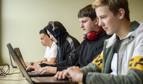 Vier studenten achter een laptop