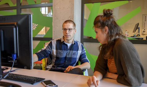 Man met vrouw achter computer