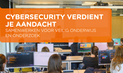 Studenten in een zaal achter een laptop die aan het programmeren zijn