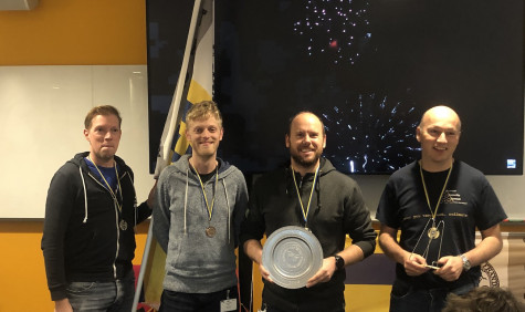 Team Trojans, 4 mannen, houden bokaal vast