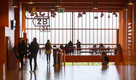 studenten lopen rond in instelling