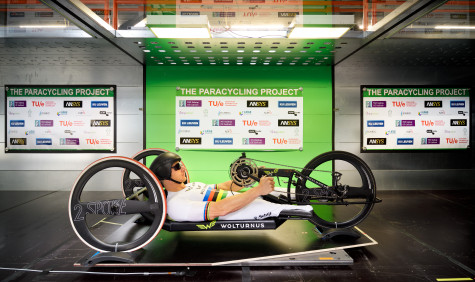 Paralympisch en meervoudig Europees en wereldkampioen Jetze Plat geeft een demonstratie in de windtunnel van de TU Eindhoven
