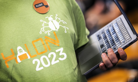 HALON 2023 Shirt met logo en computer