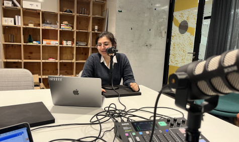 Gast Gül Akcaova achter microfoon tijdens podcastopname