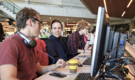 Studenten in de bibliotheek achter computers