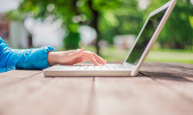 Vrouw buiten achter laptop