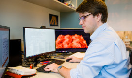 Alexander Blass achter de computer