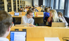 Studenten in de bibliotheek achter computers