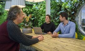volwassenen in gesprek in een ruimte met planten