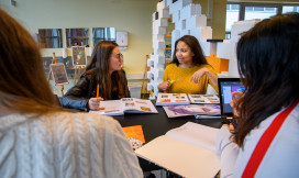 studenten werken achter laptop