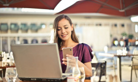 Vrouw in paars met laptop en smartphone