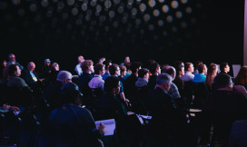 Mensen in een grote zaal op een conferentie