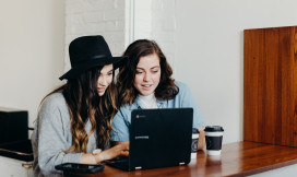 Studenten achter laptop