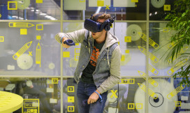 jongen met VR-bril