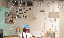 Student van Nimeto achter computer met veel kabels om haar heen
