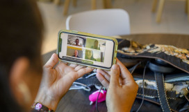 Student kijkt op het beeldscherm naar een videogesprek met meerdere deelnemers