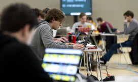 HALON 2024 hackers achter computer