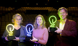 Groepsfoto onderwijsawards winnaars: Marian Soepenberg, Anouschka van Leeuwen en Paul Gobée