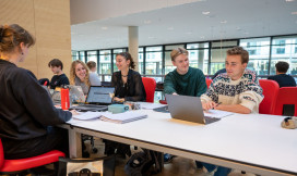 studenten studeren aan een lange tafel