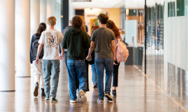 studenten lopen door de gang