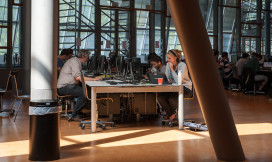 Inholland binnenkant gebouw sluisbuurt, trap waar een meisje op zit en een ander meisje loopt naar beneden