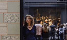 Katrien Keune staat in het Rijksmuseum voor de Nachtwacht. Fotograaf: Jordi Huisman