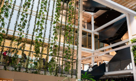 Binnenkant van het UVA-gebouw met hangende planten