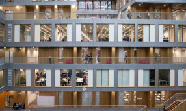 Binnenkant van het UVA-gebouw met uitzicht op leslokalen