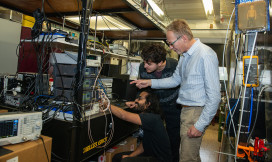 Jeroen Koelemeij at work with two students.